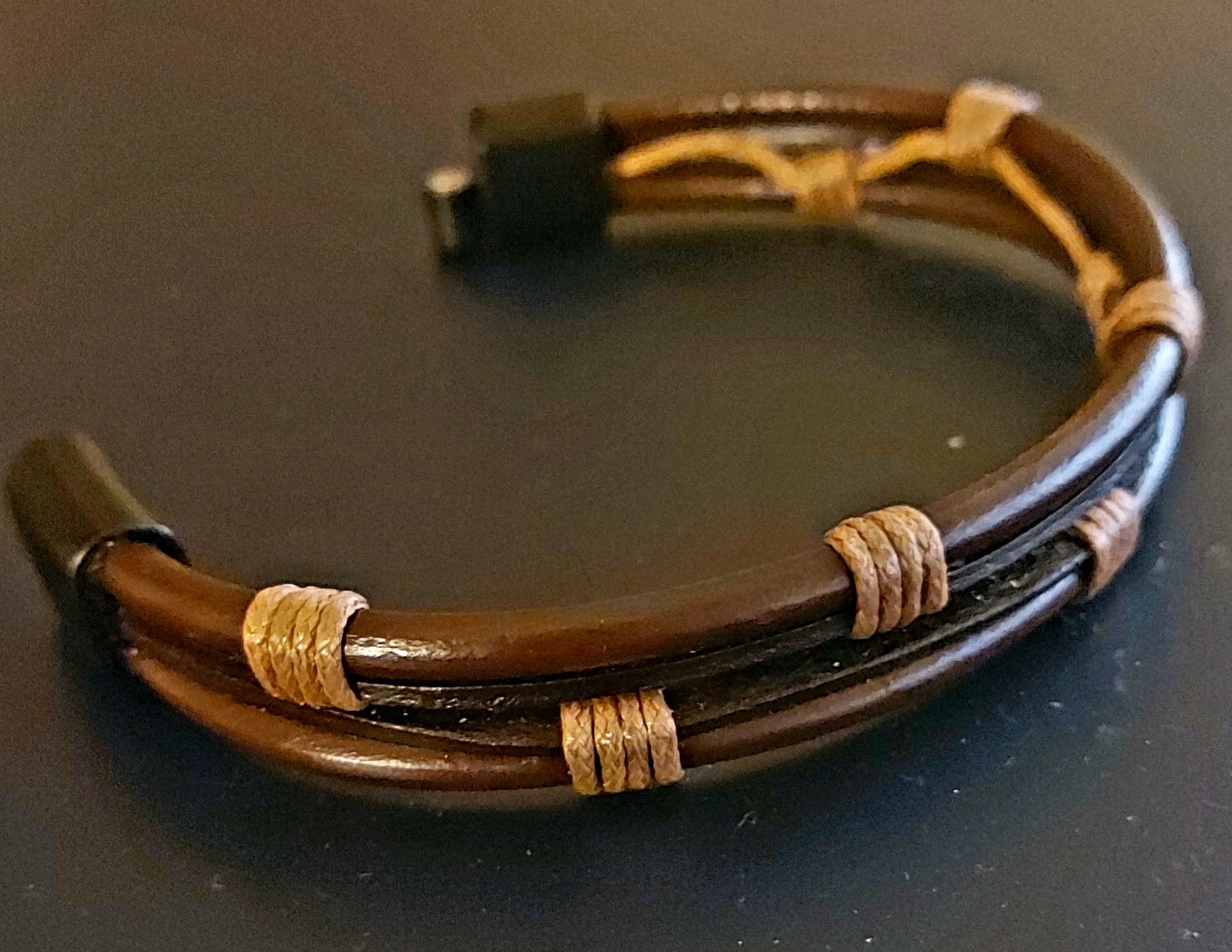 Pulsera Artesanal en Cuero y Metales